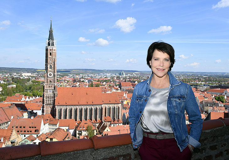 Janina Hartwig auf der Terrasse von Burg Trausnitz mit Blick auf die Stadt Landshut/ Janina Hartwig dreht digitalen Stadtspaziergang - mit Besuch von Drehorten der ARD -Serie „Um Himmels Willen“ in Landshut / 8. Mai 2021 /  ©Foto:Agentur Schneider-Press/ W.Breiteneicher